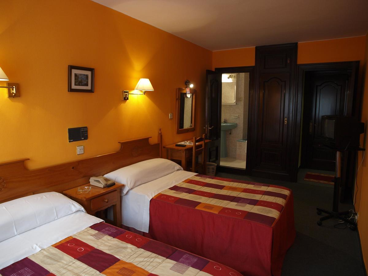 Hotel Paris Хихон Екстериор снимка