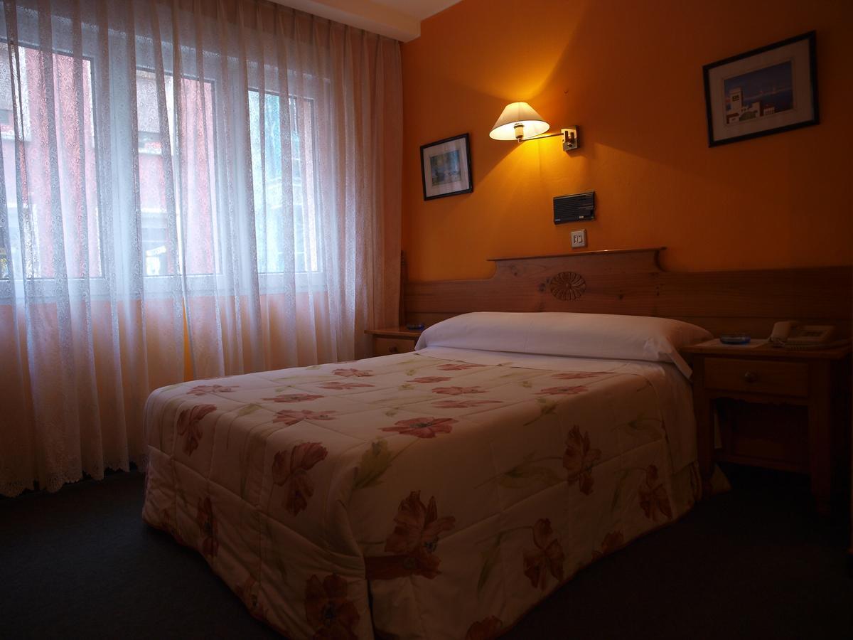 Hotel Paris Хихон Екстериор снимка