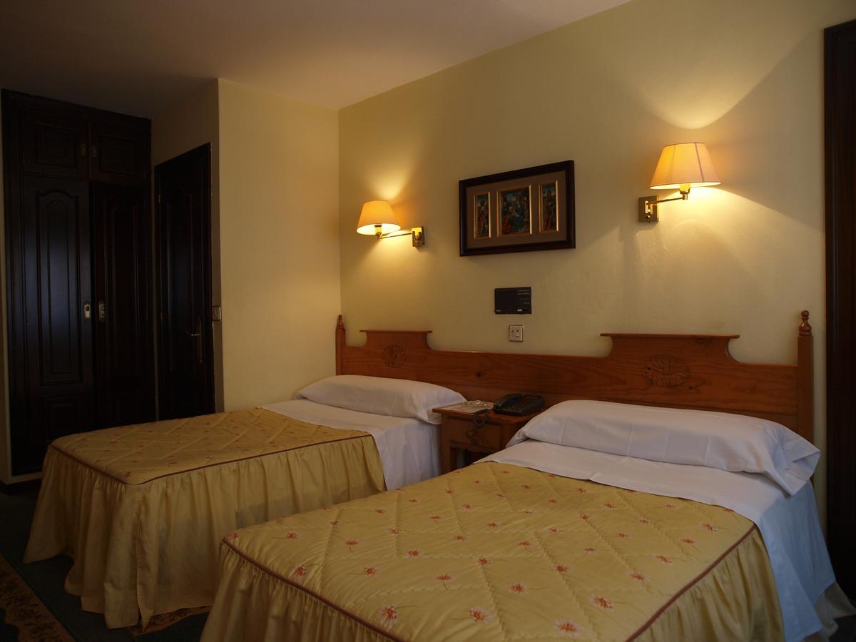 Hotel Paris Хихон Екстериор снимка